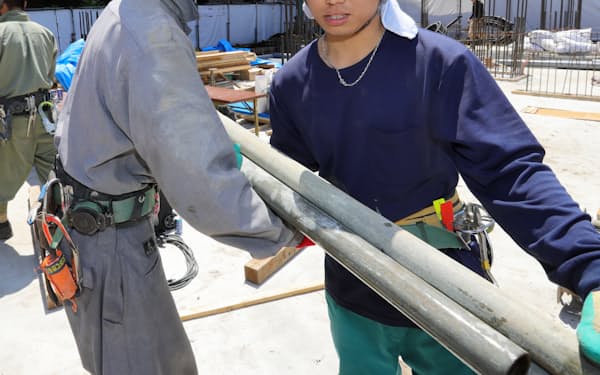 建設現場で働く技能実習生