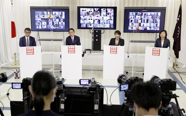 自民党総裁選のオンライン討論会に臨む(左から)河野氏、岸田氏、高市氏、野田氏(24日、東京・永田町の党本部)