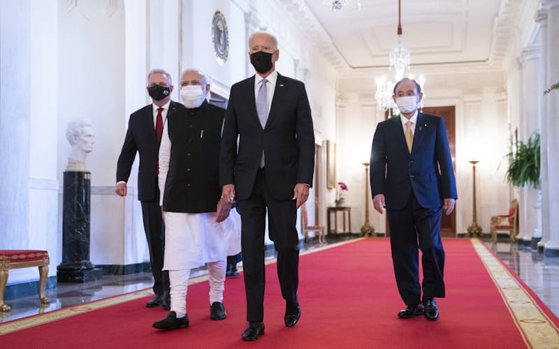 日米豪印首脳が初の対面会議に出席した(右から菅首相、バイデン米大統領、モディ印首相、モリソン豪首相)=AP 日米豪印首脳が初の対面会議に出席した(右から菅首相、バイデン米大統領、モディ印首相、モリソン豪首相)=AP