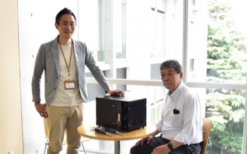 Provigateの関水康伸社長兼CEO（左）と伊藤成史CTO（右）。写真中央は開発中の製品
