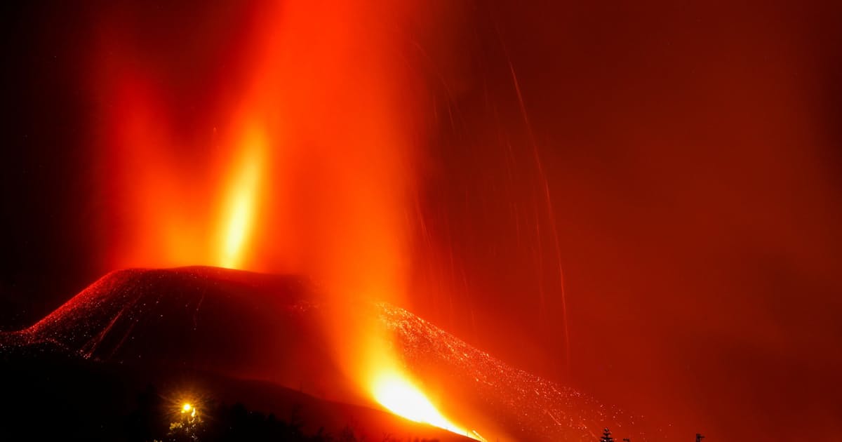 カナリア諸島ラパルマ島の火山 噴火続く 写真 日本経済新聞 カナリア諸島ラパルマ島の火山 噴火続く 写真 日本経済新聞