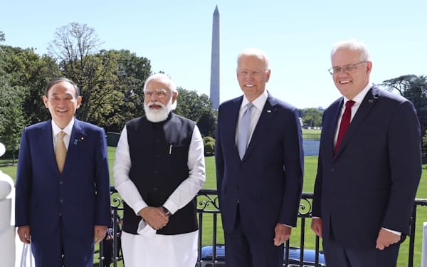 4カ国首脳会合を前に記念写真に納まる（左から）菅首相、インドのモディ首相、バイデン米大統領、オーストラリアのモリソン首相（24日、ワシントンのホワイトハウス）＝内閣広報室提供・共同