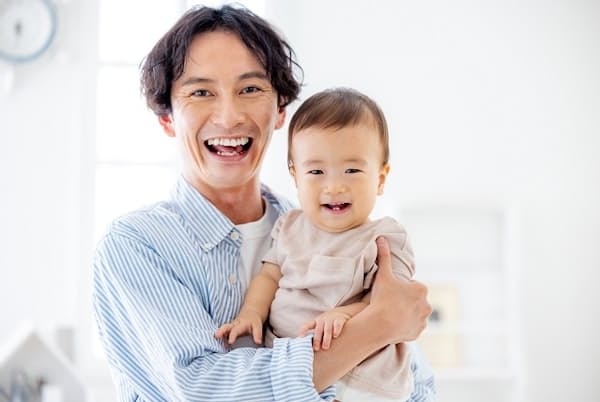 男性育休の取得率が初めて1割を超えた(写真はイメージ=PIXTA) 男性育休の取得率が初めて1割を超えた(写真はイメージ=PIXTA)