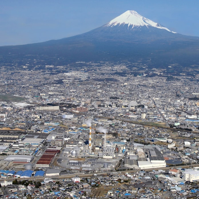 日本製紙 使用済み紙容器を新品に 水平リサイクル 日本経済新聞