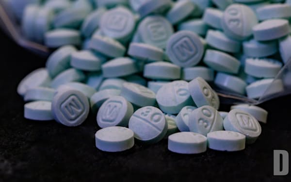 処方薬に見えるフェンタニル入りのニセ鎮痛剤＝米麻薬取締局（DEA）提供