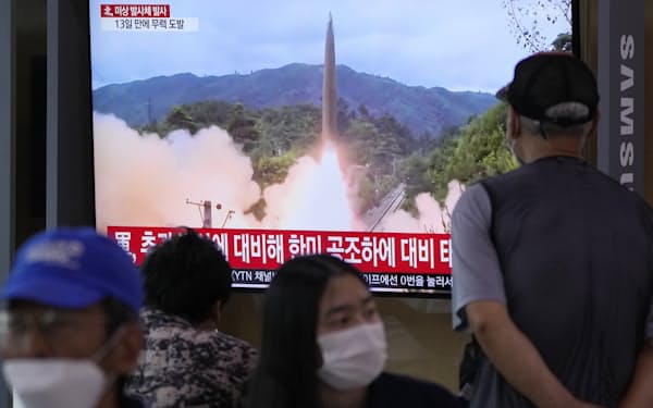 北朝鮮のミサイル発射を報じる韓国の放送局（28日、ソウル駅）＝AP