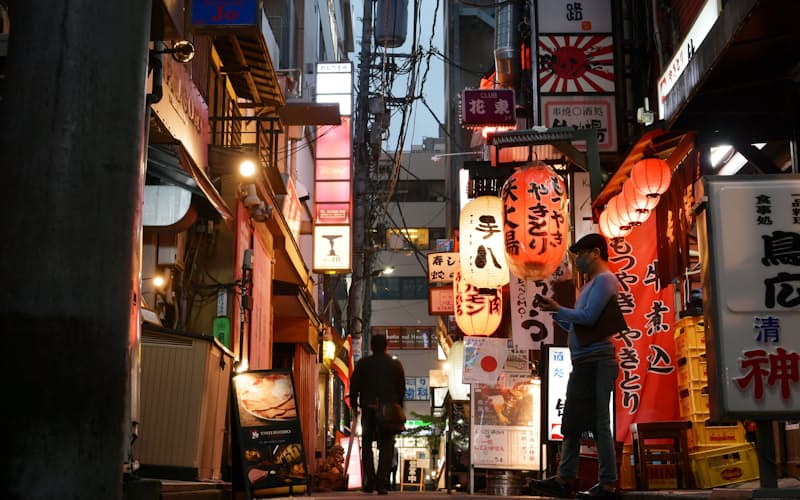 閑散としたJR新橋駅近くの飲食店街(9日、東京都港区) 閑散としたJR新橋駅近くの飲食店街(9日、東京都港区)
