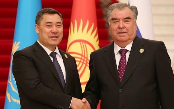 タジキスタンのラフモン大統領（右）と握手するキルギスのジャパロフ大統領（16日、ドゥシャンベ）＝ロイター
