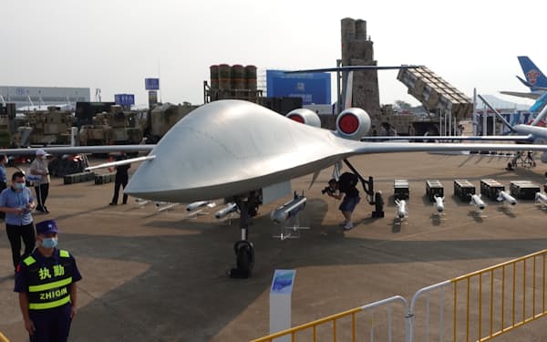高高度長期滞在無人機「彩虹（ＣＨ）６」など様々な無人機が展示された（28日、中国・広東省）