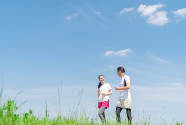 パートナーと歩くと、歩く速度がゆっくりになってしまう(写真はイメージ=PIXTA) パートナーと歩くと、歩く速度がゆっくりになってしまう(写真はイメージ=PIXTA)