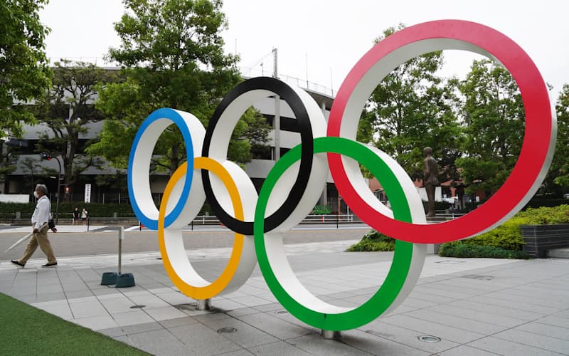 日本オリンピックミュージアム前にある五輪モニュメント(6月6日、東京都新宿区) 日本オリンピックミュージアム前にある五輪モニュメント(6月6日、東京都新宿区)