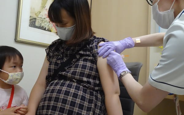 新型コロナ感染の重症化予防に妊婦もワクチン接種が勧められている（埼玉県川越市の愛知病院）