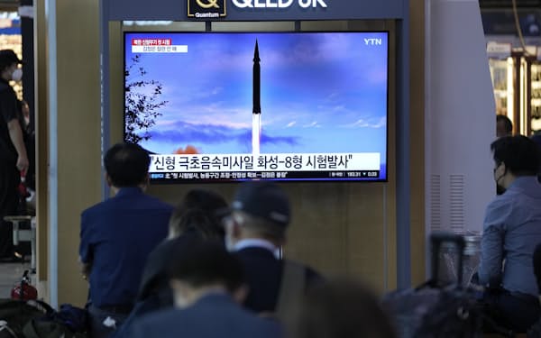北朝鮮の極超音速ミサイル発射実験を報じる韓国の放送局（29日、ソウル駅）＝ＡＰ