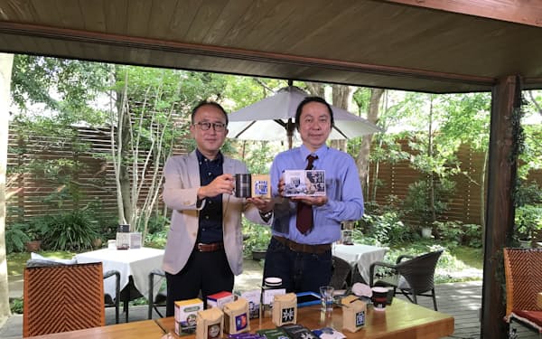新商品を発表したサザコーヒーHDの鈴木太郎社長㊨とOaraiクリエイティブマネジメントの常盤良彦社長（９月29日、茨城県大洗町）