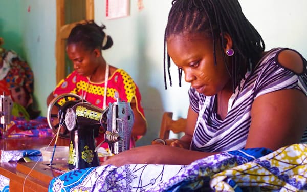 アフリカ西部ベナンのアトリエで伝統布を縫う女性（シェリーココ提供）