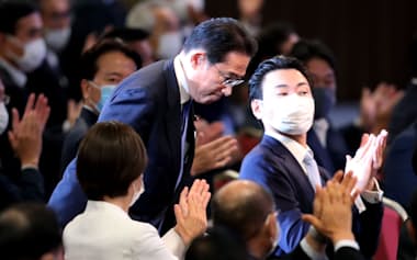 自民党の新総裁に選出された岸田文雄氏（29日、東京都港区）