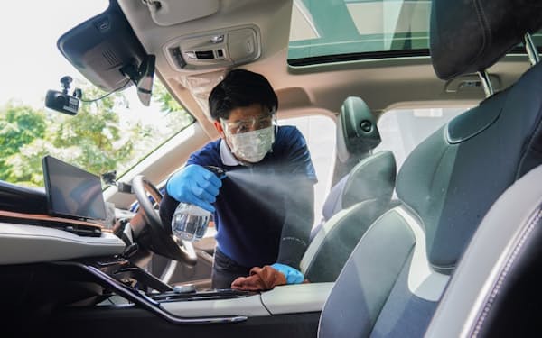 試乗用の車両を消毒する中国・長城汽車タイ法人の従業員
