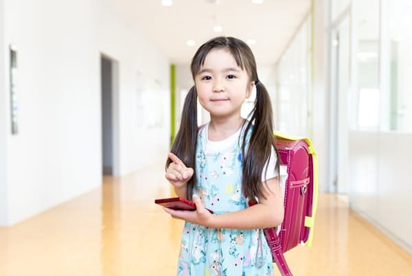 小学生でもスマホを使う子どもは多い(写真はイメージ=PIXTA) 小学生でもスマホを使う子どもは多い(写真はイメージ=PIXTA)