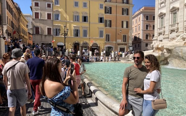 ローマの観光名所トレビの泉は多くの観光客でにぎわう（9月）