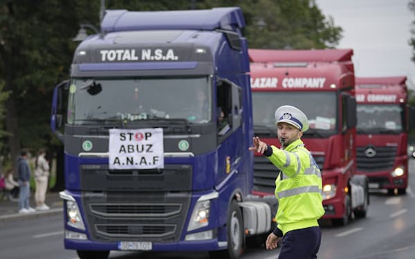 トラック業界では処遇改善などを求めて抗議行動を展開する例もある（29日、ブカレスト）=AP
