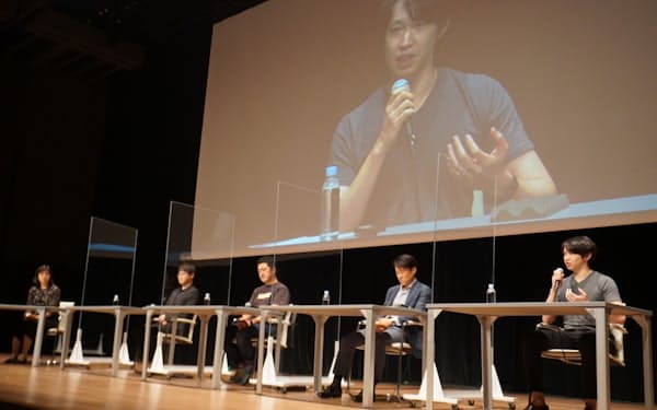 LayerXの松本勇気代表（右端）らがスタートアップの役割について議論した（30日午後、都内）