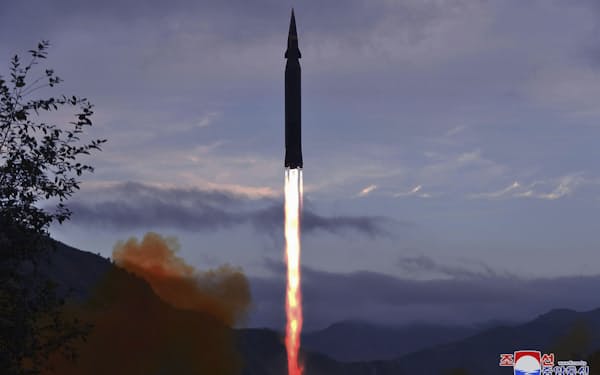 　極超音速ミサイル「火星8」の発射実験（9月28日、北朝鮮慈江道）=朝鮮中央通信・共同