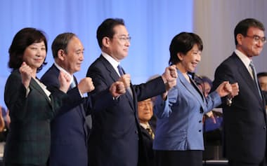自民党の新総裁に選出され、菅首相や他の3候補と並んで拍手に応える岸田文雄氏（中央。9月29日、東京都港区）
