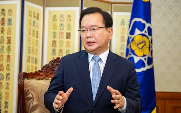 インタビューに答える韓国の金富謙首相（9月30日、ソウル市内の政府庁舎）
