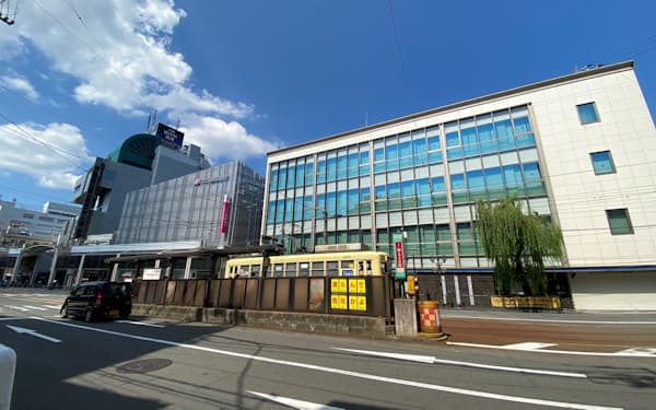 十八親和銀行は支店の統廃合など合併作業を進めている（長崎市、右の旧支店は現在空きビルになっている）