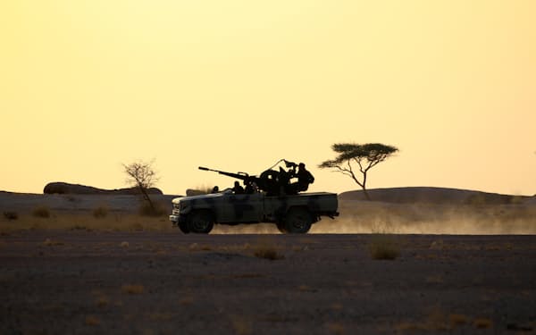 西サハラで対空兵器を搭載したピックアップトラックを運転するポリサリオ戦線の兵士たち。30年間の停戦を経て、昨年から独立運動組織ポリサリオ戦線とモロッコの間で戦闘が再開された＝ロイター