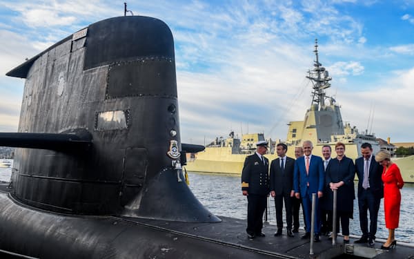 マクロン氏（左から２人目）は豪州の潜水艦計画撤回に不信感を抱く＝AAP