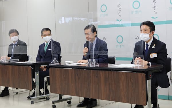 記者会見では日本PFI・PPP協会の植田和男会長兼理事長（右から2人目）らがあいさつした（1日、前橋市）