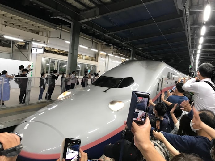 2階建て新幹線ラストラン ファンら最後の時惜しむ 日本経済新聞 2階建て新幹線ラストラン ファンら最後の時惜しむ 日本経済新聞