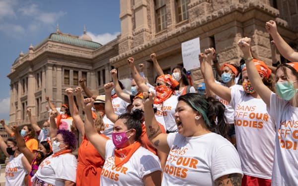 米テキサス州の中絶禁止法の効力が発生した９月１日に州都オースティンで抗議するデモ隊＝ＡＰ