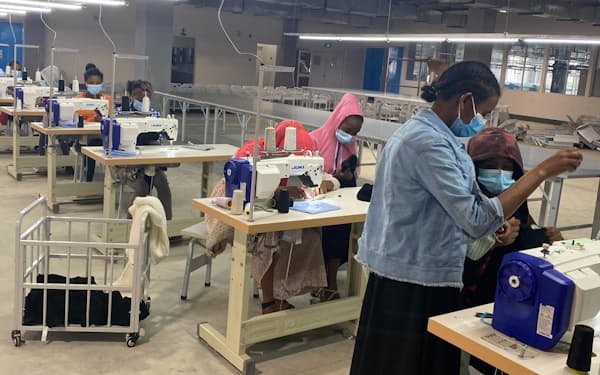 中国企業の縫製工場でミシンを扱うエチオピア女性（アディスアベバ郊外）