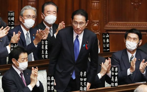 衆院本会議で首相に選出され、起立する自民党の岸田文雄総裁（４日）