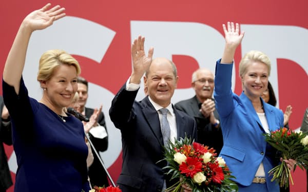ドイツ社会民主党の勝利の要因は首相候補ショルツ氏（中）の個人的な資質だけではない（9月27日、ベルリン）＝ＡＰ