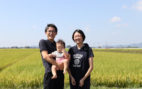 「まなかのいえ」は栃木県小山市の農村地域にある広大な田んぼに囲まれている(左は村山大樹社長、右は史織副社長)