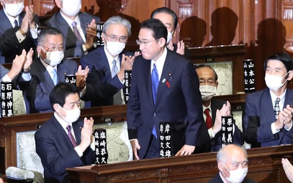 衆院本会議で首相に選出され、起立する自民党の岸田文雄総裁（4日）
