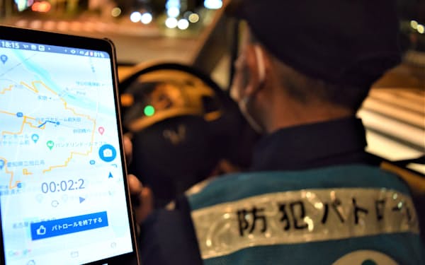 AIを用いた犯罪予測アプリによる防犯パトロールの様子(4日、名古屋市)