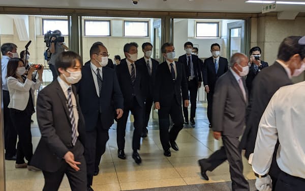 鈴木氏は幹部らの出迎えを受けて大臣室に向かった（5日午前、東京・霞が関）