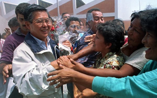 再選後に支持者から祝福を受けるフジモリ氏(1995年4月)=ロイター