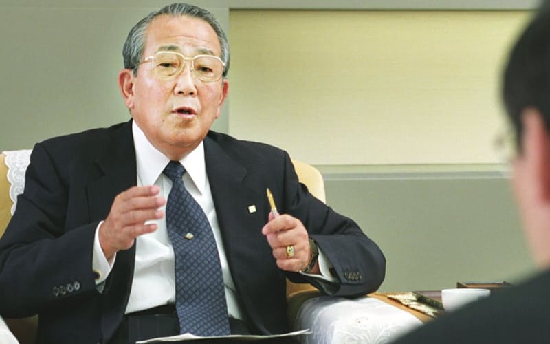 京セラ取締役名誉会長当時の稲盛和夫氏(2002年5月) 京セラ取締役名誉会長当時の稲盛和夫氏(2002年5月)