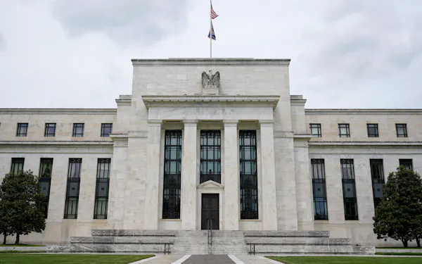米連銀総裁2人が退任へ 金融商品の取引問題で批判 日本経済新聞