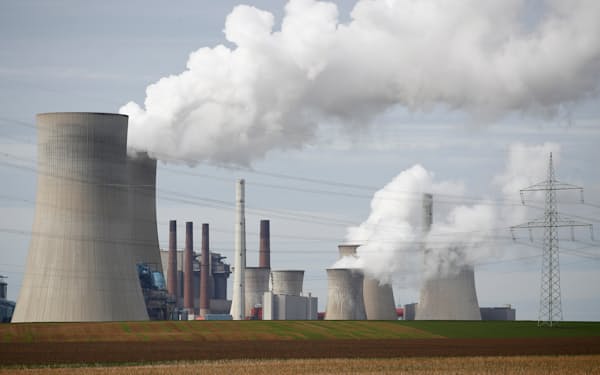 温暖化ガスの排出コストは高まり続けている（19年、ドイツ西部ケルンの石炭火力発電所）＝ロイター