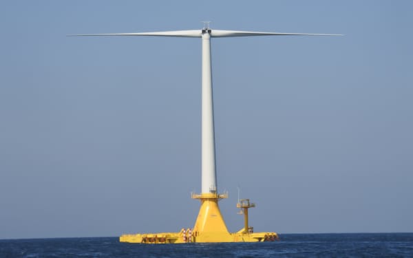 日立造船がNEDOから運営を受託している洋上風力発電設備「ひびき」（6日、北九州市沖）