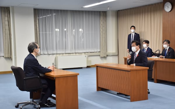 山口壮環境相㊨は6日、福島県庁で内堀雅雄知事と会談した
