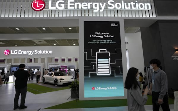 LGエナジーソリューションなどの韓国企業は世界の充電池市場で優位に立つが、多くの部材を中国などから輸入しており、地政学的ショックの影響を受けやすい＝ＡＰ