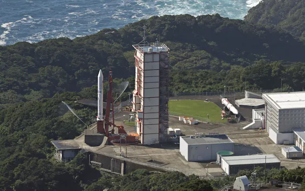 打ち上げが直前で中止された小型ロケット「イプシロン」5号機=1日午前9時51分、鹿児島県肝付町の内之浦宇宙空間観測所(共同通信社ヘリから)