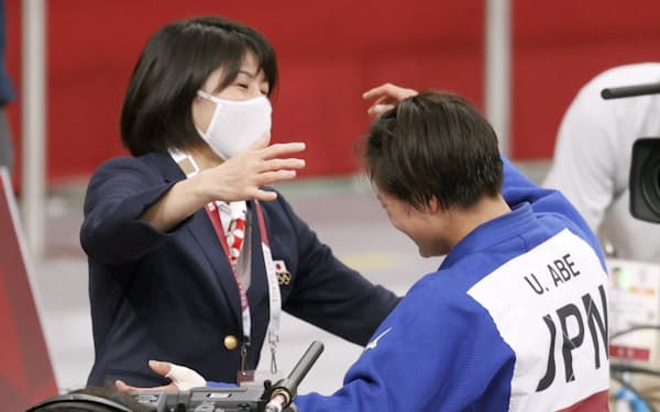 　女子52キロ級で優勝し、福見友子コーチ（左）と抱き合う阿部詩＝日本武道館